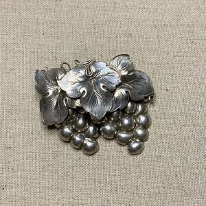 💛 RARE Coro Bunch Of Grapes Brooch